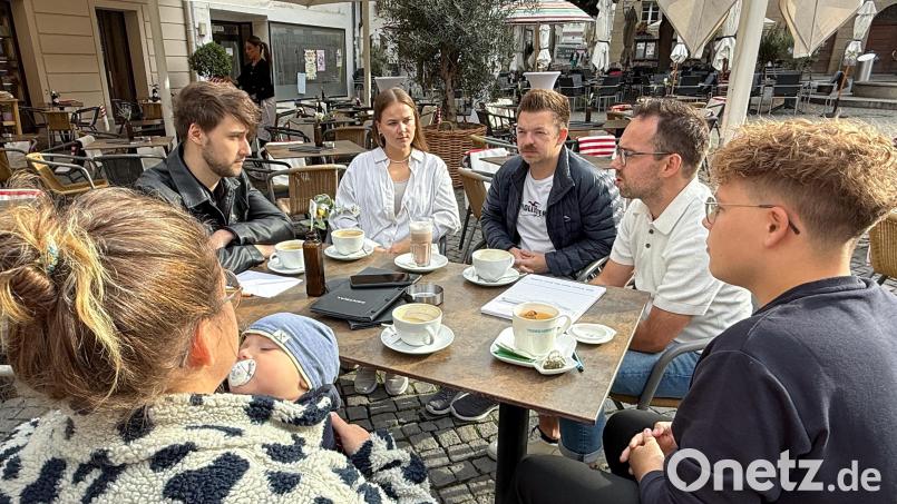 Die JU Amberg hat sich mit Oberpfalz-Medien getroffen, um über ihre Pläne für eine eigene Liste zu sprechen. Franziska Weiß (von links), Wolfgang Ruppert (Oberpfalz-Medien), Julia Schlee, Wolfgang Preuß, Florian Füger und Niklas Giedl im Gespräch. Bild: Petra Hartl