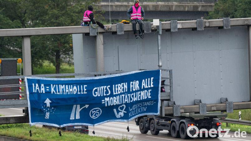 Mit einer Straßenblockade auf der Autobahn A9 in München protestierten Umweltaktivisten im morgendlichen Berufsverkehr gegen die Internationale Automobil-Ausstellung (IAA). Bild: Peter Kneffel/dpa