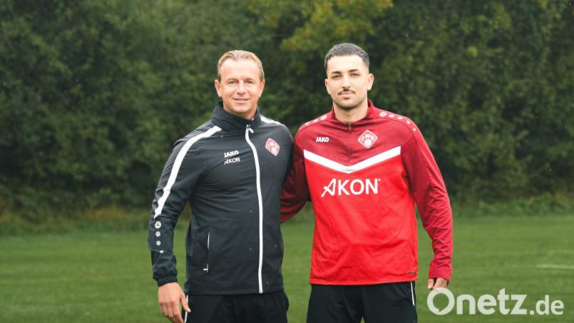 Chef-Trainer Marc Reitmaier und Neuzugang Dion Berisha. Bild: FWK / Jakob Zugelder