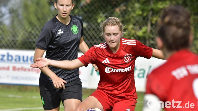 Matilda Lacher (rechts) vom TSV Theuern zieht im Mittelfeld die Fäden. Am Sonntag sind die Vilstalerinnen bei den Würzburger Kickers gefordert. Archivbild: Hubert Ziegler