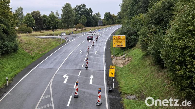 Wegen Sanierungsarbeiten auf der Bundesstraße 299 zwischen Mitterteich und Waldsassen trat am 1. August eine Vollsperrung auf dem Abschnitt zwischen der Abzweigung auf Höhe Pechofen (Bild) und der Deponie Steinmühle in Kraft. Bild: lnz