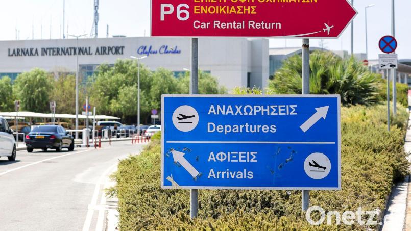 Auch der Flughafen Larnaka ist vom Streik betroffen. (Archivbild) Bild: Christoph Reichwein/dpa