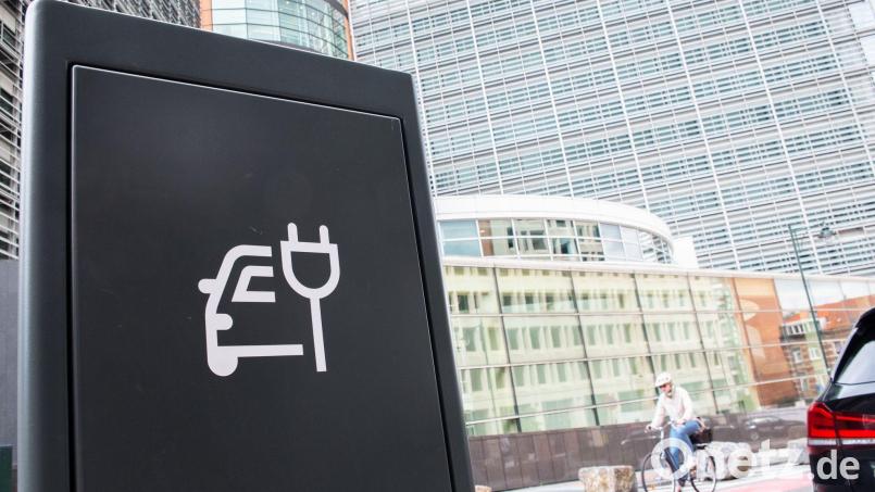 Eine Studie sieht die europäische Autoindustrie auf gutem Weg zu mehr Elektromobilität und warnt vor den Auswirkungen durch Verzögerungen. (Archivbild) Bild: Alicia Windzio/dpa