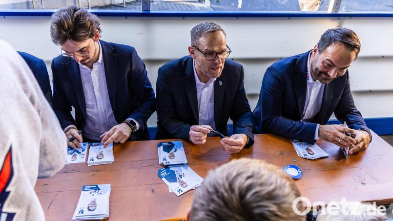 Die Autogramme von Jürgen Rumrich (Mitte) waren beim Fanfest anlässlich der Feierlichkeiten rund um 40 Jahre EV Weiden ebenso begehrt wie die von Cheftrainer Sebastian Buchwieser (rechts) oder Athletiktrainer Simon Heidenreich. Bild: Tobias Neubert