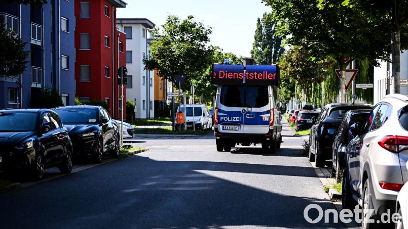 Ein Lautsprecherwagen fährt durch ein Wohngebiet in Adlershof im Bezirk Treptow-Köpenick. Bild: Britta Pedersen/dpa