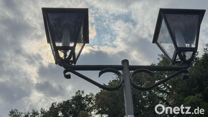 Bei den historischen Leuchten auf der Waldnaabbrücke wurden nur die Leuchtmittel getauscht. Früher wurden Glühbirnen verwendet, dann kamen Halogenlampen und jetzt LED-Leuchten. Bild: Gabi Schönberger