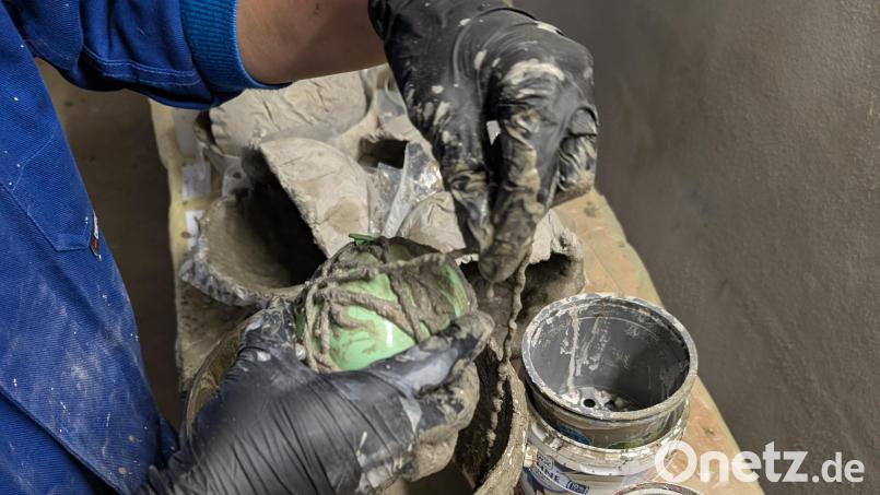 In den Angeboten der Kulturellen Bildung kann man Neues ausprobieren und seine kreativen Talente entdecken, etwa beim Nähen, Schnitzen und Gestalten mit Beton oder Naturmaterialien. Bild: Iwona Schultes/vhs