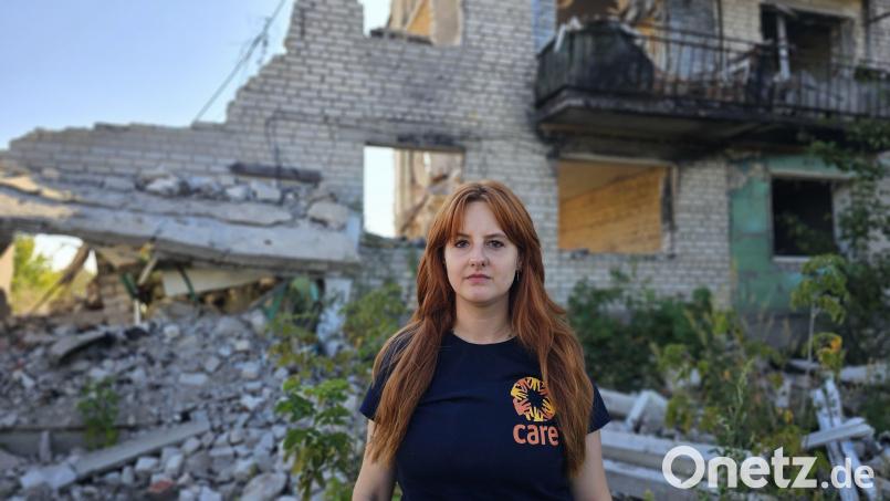 Die Konnersreutherin Larissa Lindner war für Care Deutschland knapp zwei Wochen bei einem Hilfseinsatz in der Ukraine. Hier steht sie vor zerstörten Häusern in Isjum, einer Stadt mit 25.000 Einwohnern im Osten des Landes. Bild: Care Deutschland/exb