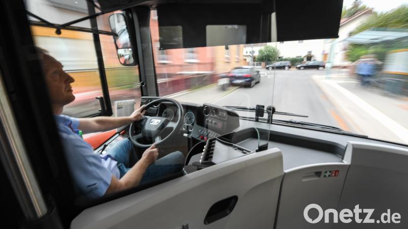 Linien- oder Reisebus? Nicht in jedem Bus gelten die gleichen Sicherheitsvorschriften für Fahrgäste und das Unternehmen. Symbolbild: Arne Dedert/dpa