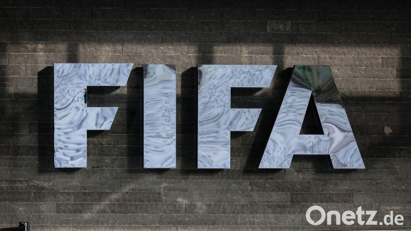 Beim Fußball-Weltverband FIFA gingen bereits über 1,5 Millionen Anträge für die Ticketverlosung ein - in 24 Stunden. (Archivbild) Bild: Christian Charisius/dpa