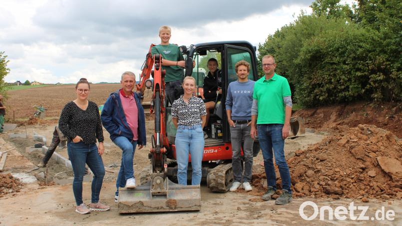 Beim Baustellengespräch treffen sich die Akteure von Gemeindeverwaltung, Jugendparlament, Baufirma und Planungsbüro (von links): Lisa Grünbauer, Hermann Böhm, Paul Roidl, Regina Schatz, Timo Schwaiger, David Neidl und Wolfgang Braun. Bild: Heike Klober