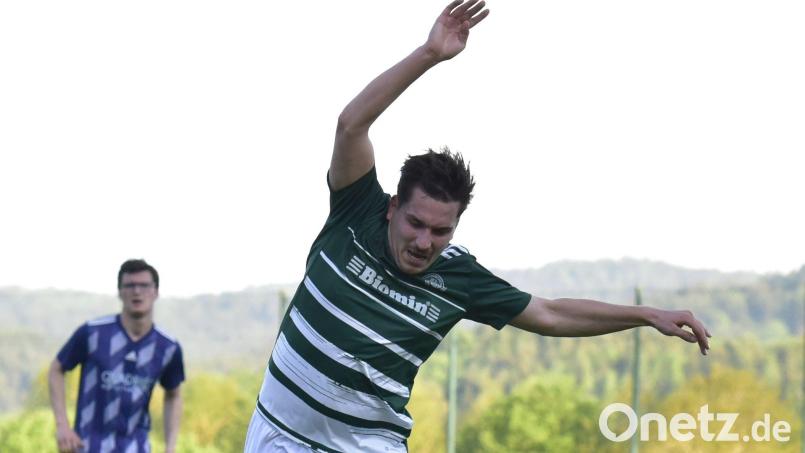 In dieser Saison kamen Maximilian Schießl (grün-weißes Trikot/Szene aus einem früheren Spiel) und seine Teamkollegen vom TSV Dieterskirchen schon einige Male ins Straucheln. Am Sonntag steigt das wichtige Heimspiel gegen den SV Diendorf. Bild: mhs