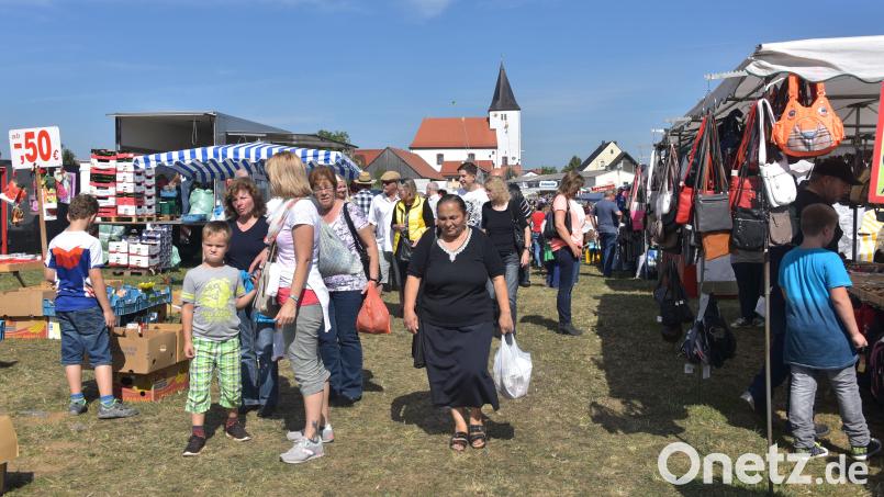 So wie auf diesem Bild dürfte es am Wochenende auf der Kirchweihwiese in Trautmannshofen zugehen, wenn das Wetter einigermaßen mitspielt. Archivbild: Norbert Weis