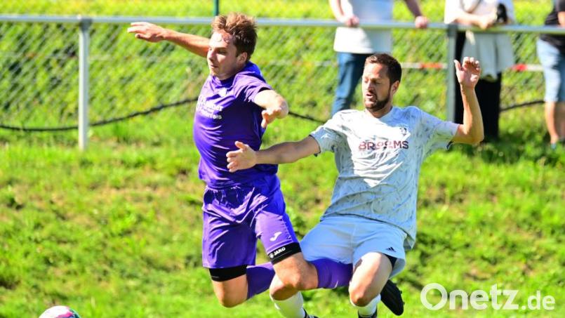 Moritz Fischer (links) in der Offensive der Spielgemeinschaft ist häufig nur mit Fouls zu bremsen. Bild: Thomas Schrems