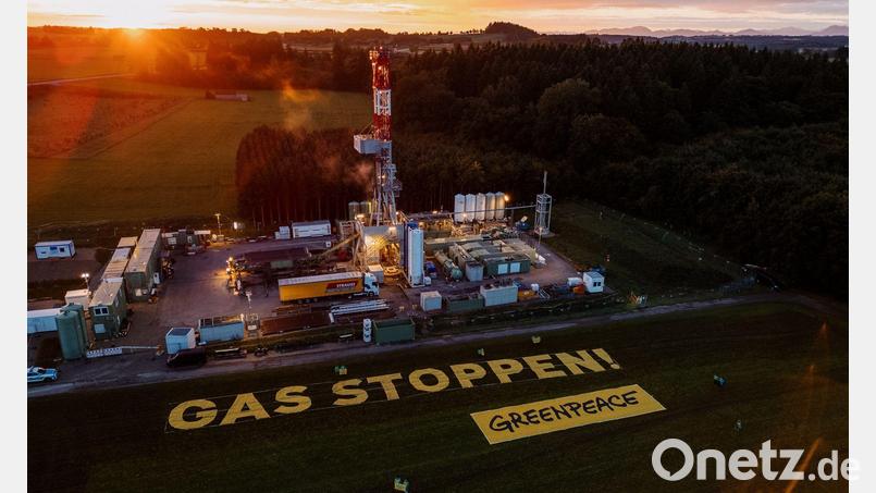 Aktivisten von Greenpeace protestierten mit einem Banner gegen die Erdgasbohrung in Oberbayern. Bild: Tino Boecher/Greenpeace/dpa
