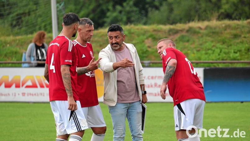Dieses Quartett wird künftig nicht mehr für den VfB Rothenstadt tätig sein oder spielen: Noel Scheler (von links), Andreas Scheler, Ex-Trainer Hakan Boztepe und Michael Jonczy. Bild: Rainer Rosenau