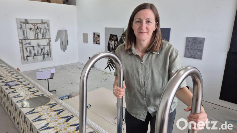 Jasmin Schmidt hat ihr Atelier in einem ehemaligen Schwimmbecken eingerichtet. Um zu arbeiten, muss sie eine Leiter hinuntersteigen. Bild: Lowak