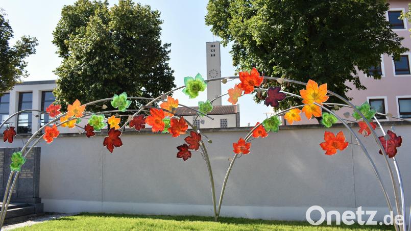 Die neue Urnenwand im Grafenwöhrer Friedhof bietet eine gute Alternative gegenüber einer herkömmlichen Grabstätte. Bild: rgr