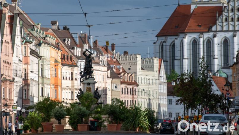 Die Maximilianstraße ist die bekannteste Feiermeile Augsburgs. Hier soll es zu einer homophoben Gewalttat gekommen sein. (Archivbild) Bild: Stefan Puchner/dpa