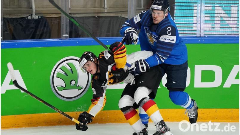 Ville Pokka (rechts), 2022 Olympiasieger mit Finnland, soll die Abwehr des EHC München verstärken. (Archivbild) Bild: Roman Koksarov/dpa