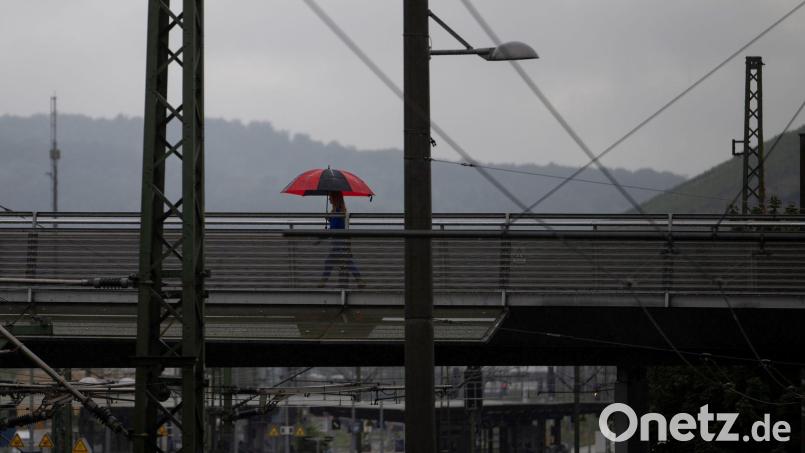 Auch in den kommenden Tagen sollte man die Regenjacke oder den Regenschirm griffbereit haben. Bild: Marijan Murat/dpa