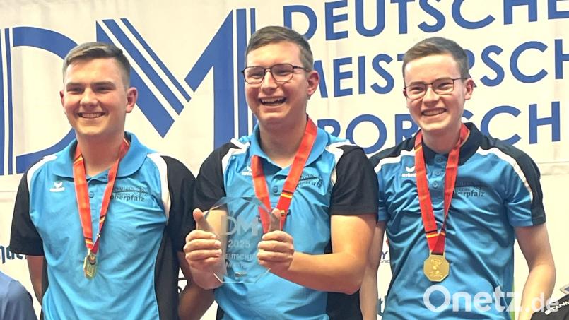 Die Deutschen Mannschaftsmeister der SG Stiftland in der Disziplin Luftgewehr Junioren mit den Schützen (von links) Jonas Hüttner (Burglengenfeld), Florian Beer (Linda Mähring) und Luka Preisinger (Burgschützen Flossenbürg). Bild: Dieter Beer
