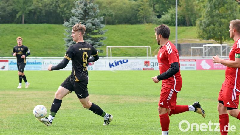 Der Tabellenvierte FC Tirschenreuth (links Torjäger Nico Stark) hat zwei starke Gegner vor der Brust: Am Sonntag kommt der Tabellenzweite SV Union Selb in den Sportpark, drei Tage später steigt das Nachholspiel beim Tabellendritten SV Poppenreuth. Archivbild: Gebert