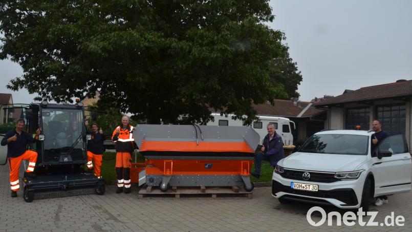 Die Bauhofmitarbeiter Martin Kellner, Martin Winklmann und Achim Rösel (von links nach rechts) freuen sich, dass sie die neuen arbeitserleichternden Geräte nutzen können. Bürgermeister Andreas Wutzlhofer (Zweiter von rechts) und Außendienstleiter Michael Gösl, der ein neues Dienstfahrzeug erhielt, erhoffen sich durch die Neuanschaffungen die Erhöhung der Schlagkraft und zugleich eine Entlastung des Personals. Bild: dob