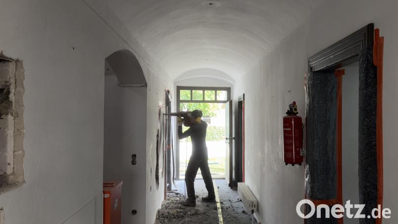 Die Bauarbeiten im Bauabschnitt 3 sind angelaufen - es staubt mächtig in den Gemäuern. Bild: ge