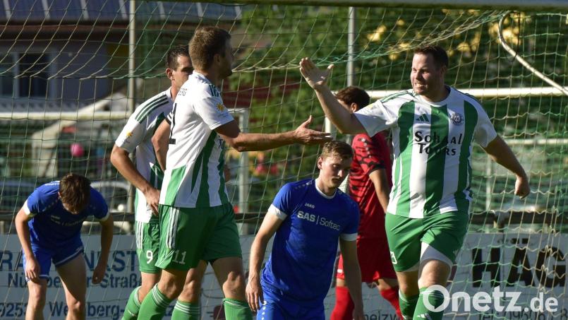 Wernbergs Trainer Bastian Lobinger (rechts) gratuliert Christoph Lindner zu einem Treffer (gegen die SpVgg SV Weiden II). Am Freitagabend wollen beide auch im Spiel gegen Spitzenreiter SV Hahnbach jubeln. Bild: mhs