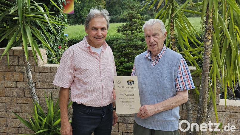 Ernst Hentschel (r.) erhielt die gemeindlichen Glückwünsche mit Urkunde und einem Gutschein von Zweitem Bürgermeister Josef Weinfurtner. Bild: Manfred Hentschel