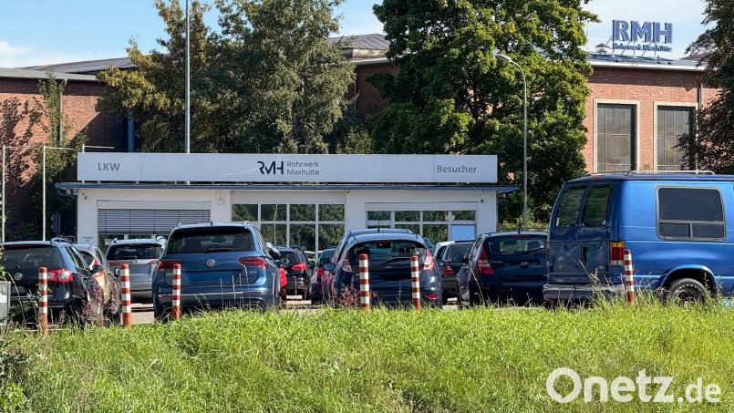 Zum letzten Mal ein voller Parkplatz? Am Montag erhielt die Belegschaft der Rohrwerk Maxhütte Production GmbH ihre Freistellungen. Bild: Petra Hartl