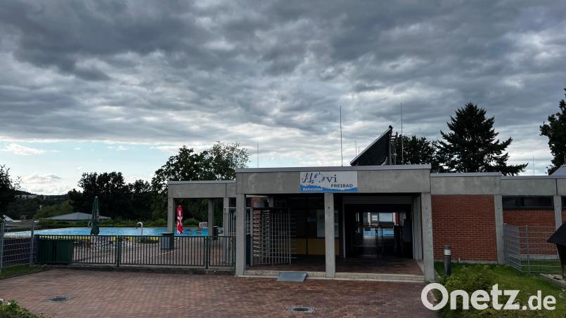 Graue Wolken über dem Freibad in Obervichtach: Badewetter sieht anders aus - auch in diesem Jahr bleiben viele Besucher aus. Bild: Mutiara Sudarma