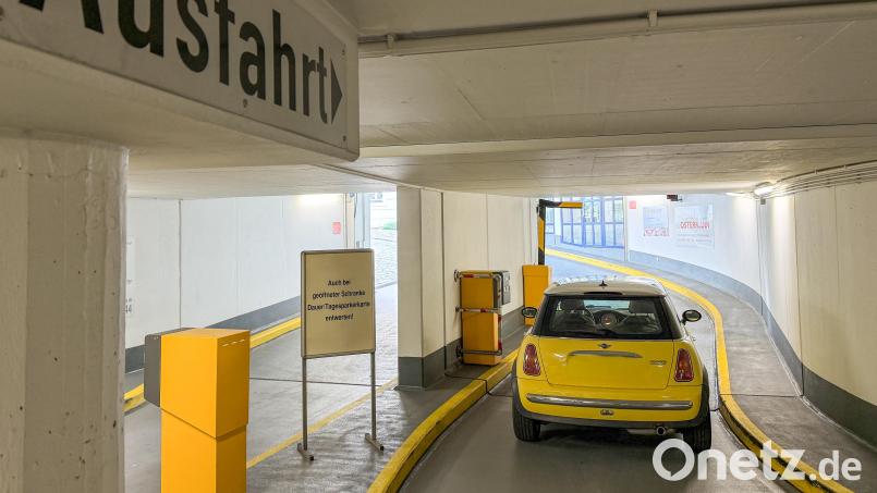 Bereits seit Monaten kann man einfach rausfahren: Die Schranke an der Ausfahrt der Schlossgarage ist kaputt. Tickets muss man zwar weiter bezahlen, aber nicht mehr in den Automaten stecken (außer Dauer/Tagesparkerkarten). Bild: Petra Hartl