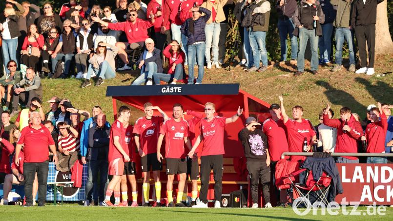 Szenen aus dem Derby zwischen der SpVgg Trabitz (weiße Trikots) und der SV Grafenwöhr. Bild: Dieter Jäschke