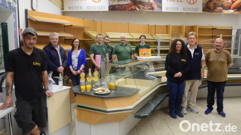 Rainer Sindersberger (Zweiter von rechts) dankte den Spendern, die der Tafel eine komplett neue Einrichtung ermöglicht haben. Bild: Kunz