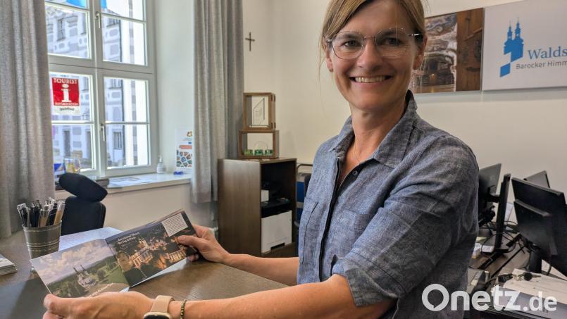 Kulturamts-Leiterin Inge Frank in der Tourist-Info mit der &quot;Ode auf Waldsassen&quot; zum Mitnehmen: Das Booklet ist inhaltlich und gestalterisch an den Imagefilm angelehnt, der von der Agentur &quot;Bewegter Blick&quot; produziert wurde. Bild: pz