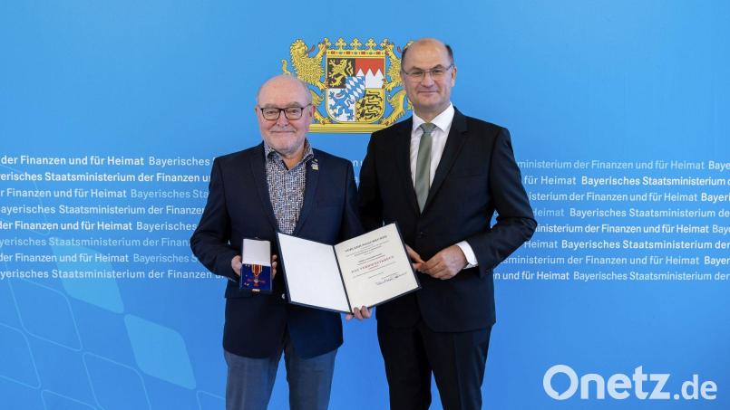 Leonhard Pickel erhält das Verdienstkreuz. Bild: StMFH/Christian Blaschka