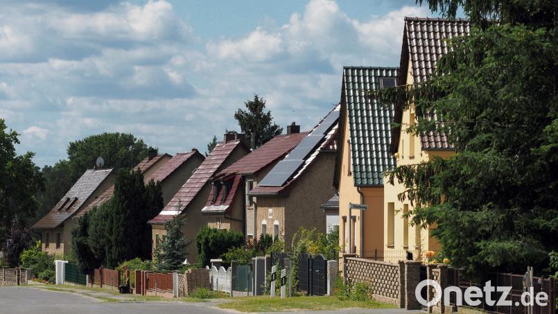 Die Preise für Einfamilienhäuser in der Oberpfalz haben sich auf einem hohen Niveau stabilisiert. Symbolbild: Soeren Stache/dpa