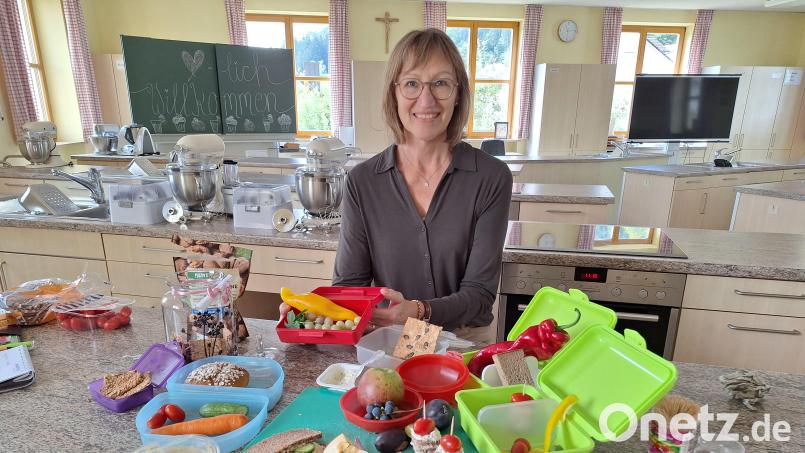 Ernährungsexpertin Johanna Baumann vom Amt für Landwirtschaft in Nabburg weiß, was für Kinder idealerweise in die Brotzeitbox gehört - und wie man es den Kleinen schmackhaft machen kann. Bild: bl