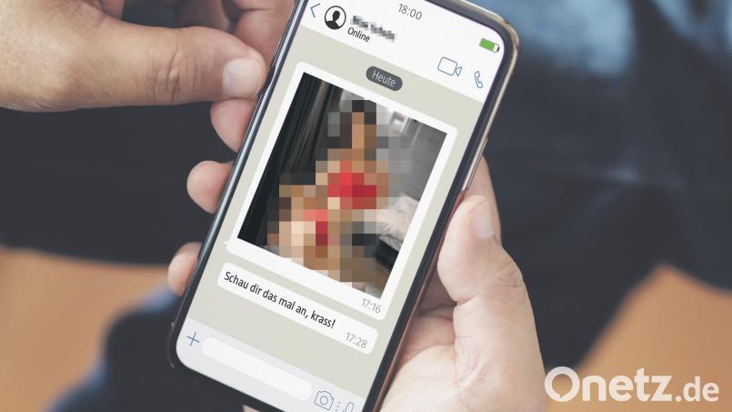 Wer Aufnahmen von sexuellen Handlungen von, an oder vor Personen im Alter zwischen 14 und unter 18 Jahren besitzt oder verbreitet, macht sich nach § 184c im Strafgesetzbuch – Verbreitung, Erwerb und Besitz jugendpornografischer Inhalte – strafbar. Symbolbild: Nataliya &amp; bongkarn / stock.adobe.com; Montage: Laura Fröhler