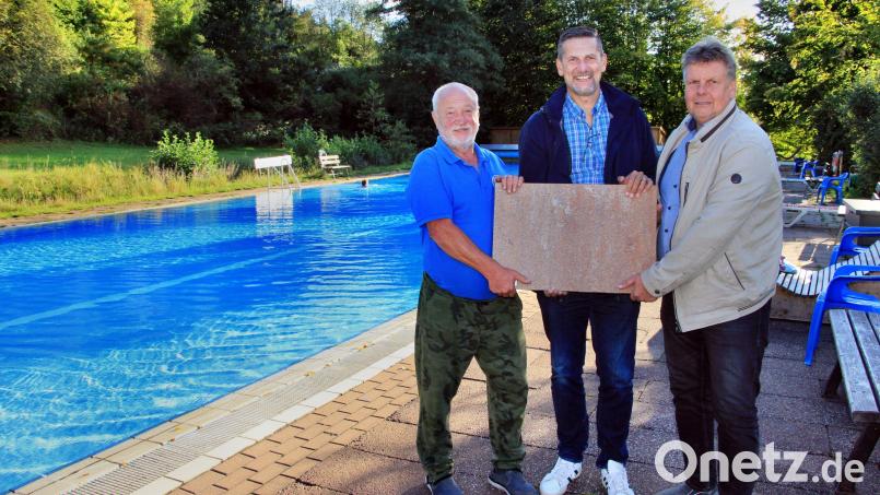 Die drei Vorsitzenden des Fördervereins Freibad Etzelwang (von links: Josef Schmidtpeter mit seinen Stellvertretern Bürgermeister Roman Berr und Ernst Scharr) haben neuen Platten besorgt, die jetzt verlegt werden sollen. Der Verein hofft nun auf freiwillige Helfer. Bild: ds