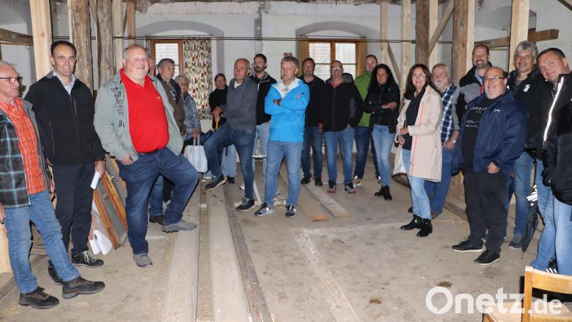Bauherr Volker Noffke (dritter von links) und die Gemeinderäte mit Bürgermeister Hans-Jürgen Strehl sowie einige Bürger aus Weißenberg stehen im Saal des Schlosses bei der Besichtigung Bild: gru
