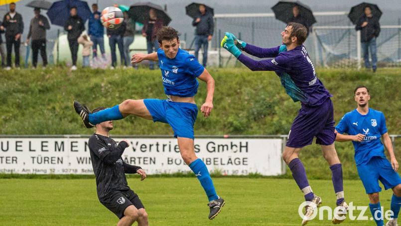 Der Schwarzhofener Marc Schneeberger (blaues Trikot) und Schwarzenfelds Torwart Stefan Seitz am Dienstag im Duell: Schneeberger wird Schwarzhofen am Sonntag beim BSC Regensburg aus privaten Gründen fehlen, Seitz wird bei der Partie des FC beim FSV Prüfening im Tor stehen. Bild: Uschold