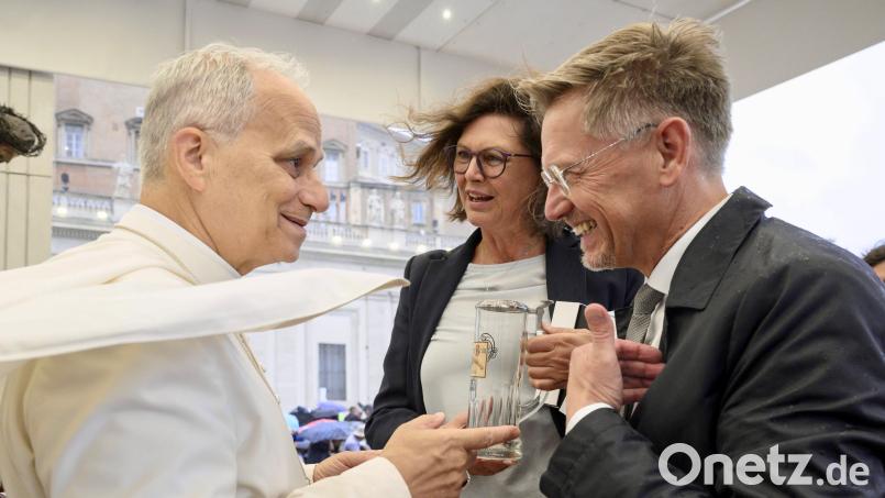 Landtagsvizepräsident Tobias Reiß und Landtagspräsidentin Ilse Aigner bei Papst Leo XIV. Bild: Vatican Media/exb