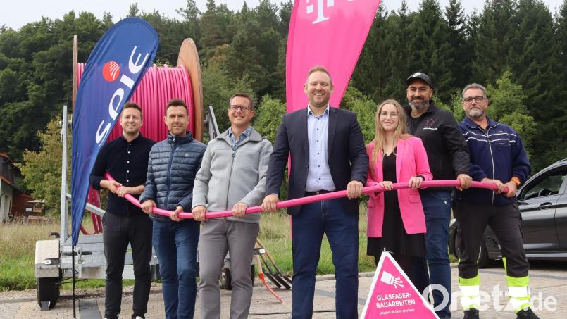 Ein Kabel das sprichwörtlich verbindet. Von links: Sebastian Krysa (Breitbandberatung Bayern), Thomas Pirner (VG-Geschäftsführer), Jörk Kaduk (Bürgermeister), Enrico Delfino (Regionalmanager Deutsche Telekom), Jana-Katharina Schleicher (Projektleitung Telekom), Selattin Aydin (Baubegleiter Telekom), Holger Hapke (Baufirma Spie). Bild: mfh