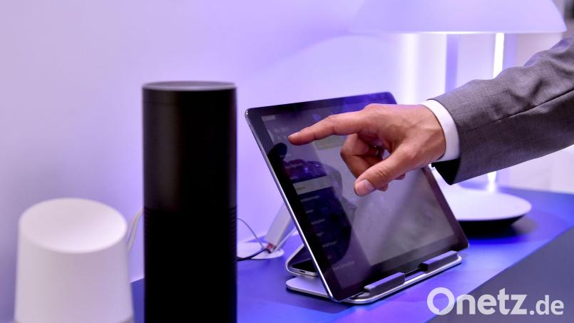 Daten, die etwa Geräte für das „smart Home“ sammeln, sollen Nutzerinnen und Nutzern ab Freitag leichter zugänglich gemacht werden. (Symbolbild) Bild: Britta Pedersen/zb/dpa