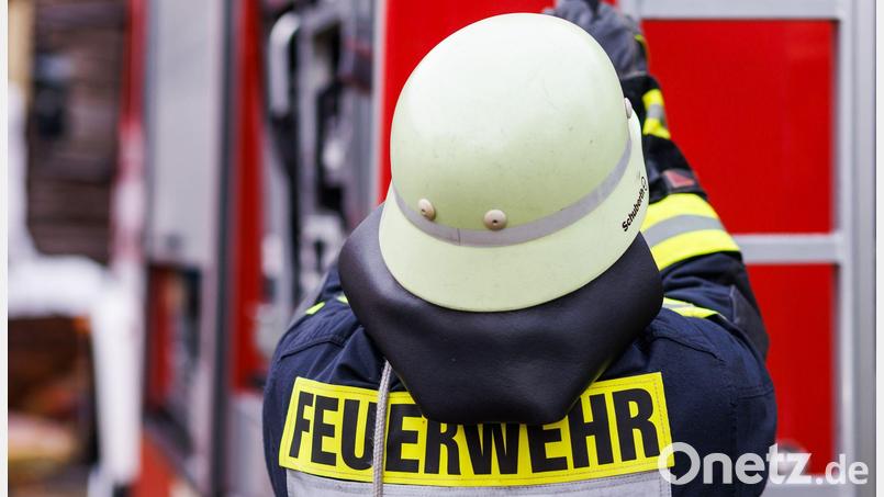 Bei dem Feuer entstand ein hoher Schaden, obwohl der Besitzer noch Maschinen aus dem Gebäude holte. (Symbolbild) Bild: Philipp von Ditfurth/dpa