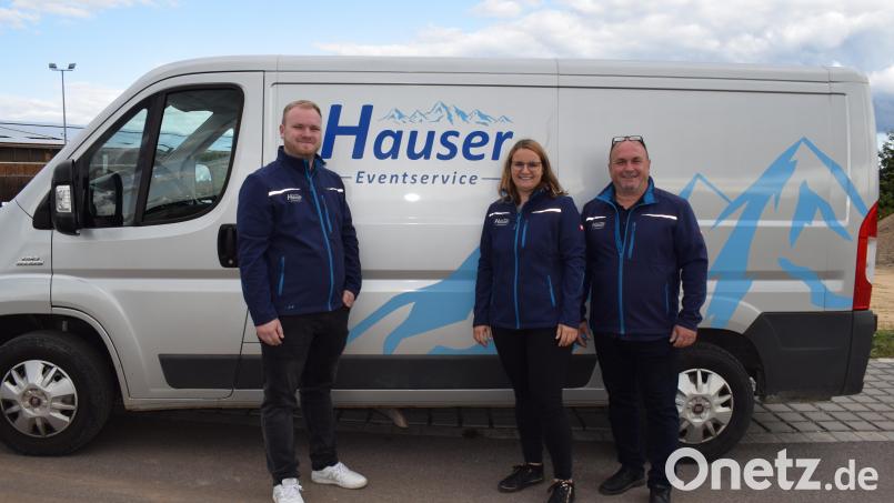 Die Hertzstraße in Schwarzenfeld ist die neue Adresse der Hauser Eventservice GmbH, die ihren Standort von Schwandorf nach Schwarzenfeld verlagert hat. Die Unternehmerfamilie (von rechts) Georg Hauser, Katharina Hauser und Sebastian Hauser freut sich über das passende Gelände. Bild: bnr