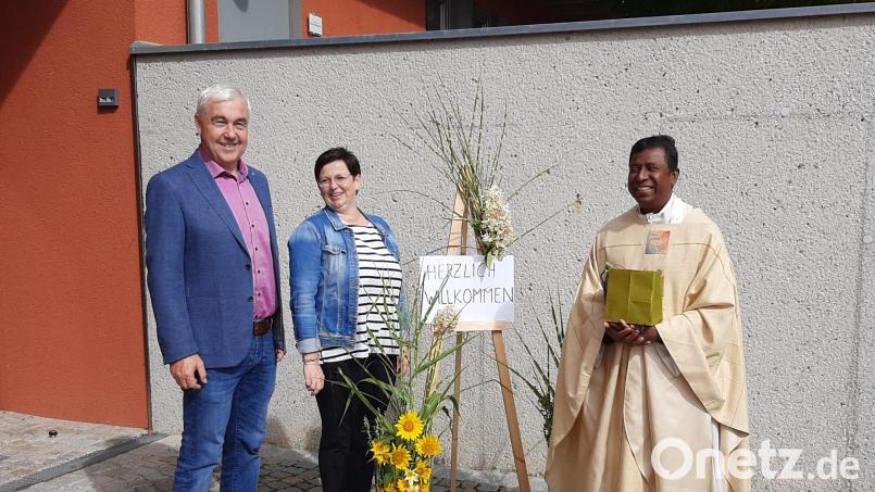 Pfarrgemeinderatssprecherin Sandra Schieder und Kirchenpfleger Günter Schießl heißen Pfarrer Celestine herzlich willkommen Bild: Florian Schießl